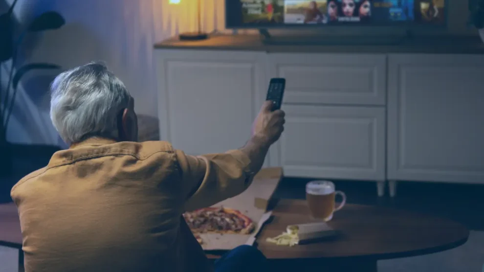 Como a televisão pode influenciar no sono dos idosos